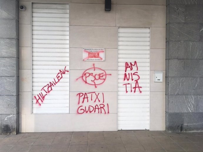 Pintadas en apoyo al preso de ETA Patxi Ruiz en la sede socialista de Altza
