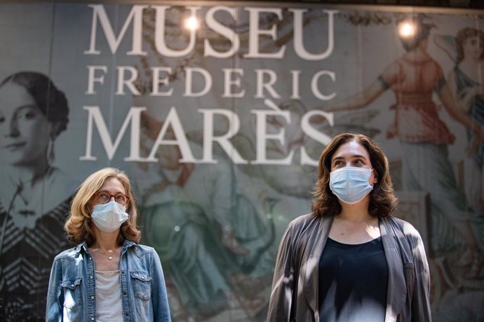 La Coordinadora del Museu Mars, Neus Pelegri, i l'alcaldessa de Barcelona, Ada Colau, visiten el Frederic Marpes amb motico de la reobertura dels museus municipals