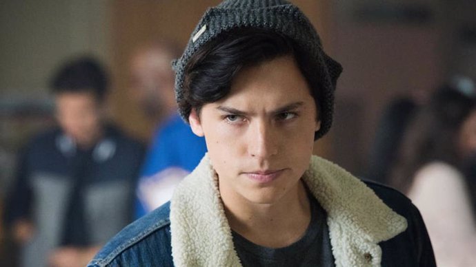 Cole Sprouse (Riverdale), arrestado en las protestas por la violencia policial en Santa Mónica