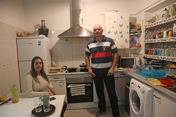 Rosialys y Ronny llegaron procedentes de Venezuela a Madrid el pasado 15 de marzo. El confinamiento les ha impedido iniciar los trámites para regularizar su situación y han tenido que acudir a Cáritas. En Madrid (España), a 29 de mayo de 2020.