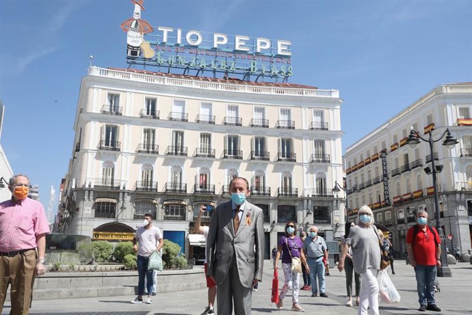 Varios vecinos se unen al minuto de silencio de miembros de distintos cuerpos de seguridad en Sol