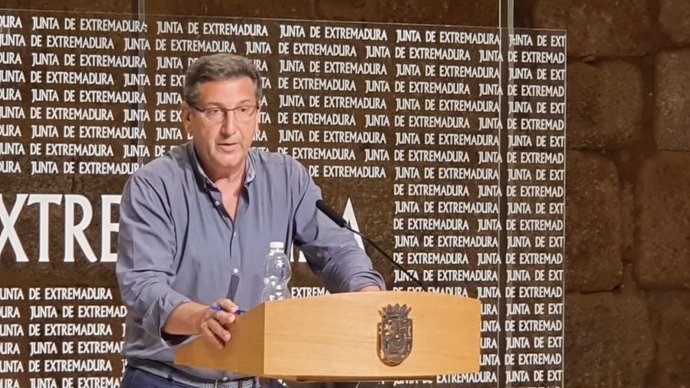 El secretario general de Empleo de la Junta de Extremadura, Javier Luna, en rueda de prensa para valorar los datos de paro en la región