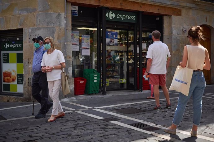 Varias personas guardan turno en la puerta de un supermercado durante el primer fin de semana de fase 2 en la desescalada de la pandemia por coronavirus COVID19. En Pamplona, Navarra, España, a 31 de mayo de 2020.