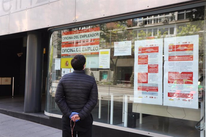 Un hombre pasa frente a una oficina de Empleo 