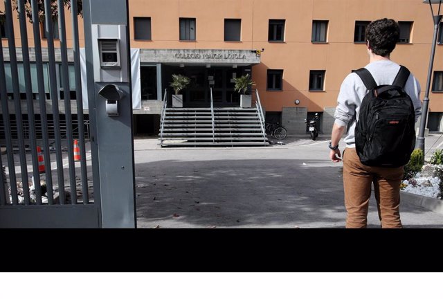 Un universitario frente a un colegio mayor de Madrid el pasado 11 de marzo, cuando se suspendieron las clases en esta región por el coronavirus.