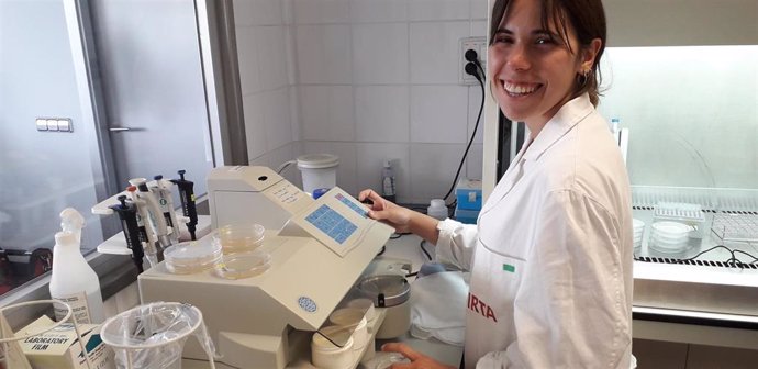 La autora del proyecto de valorización del pescado azul en la Costa Brava (Girona), Clara Barnés, que ha sido galardonada por la ACCA, filial del IEC