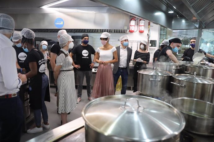 La vicealcaldesa de Madrid, Begoña Villacís, visita las cocinas de GastroMad Villaverde