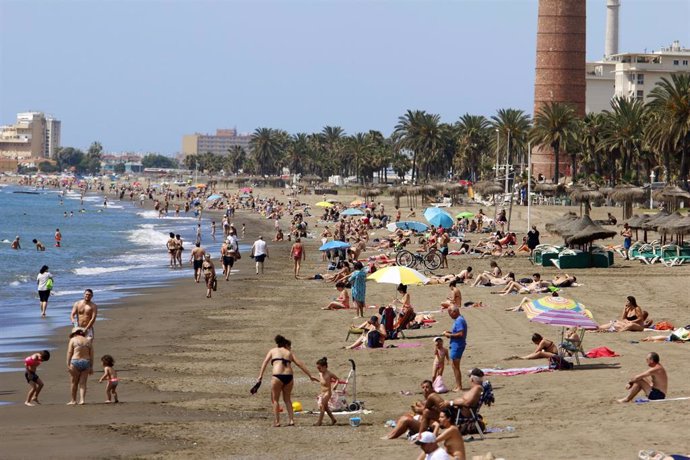 Los malagueños disfrutan de la playa durante el primer día de la Fase 2 donde ya está permitido el baño y tomar el sol en toda la Costa del Sol, en la imagen Playa de Huelín. Málaga a 01 de junio del 2020