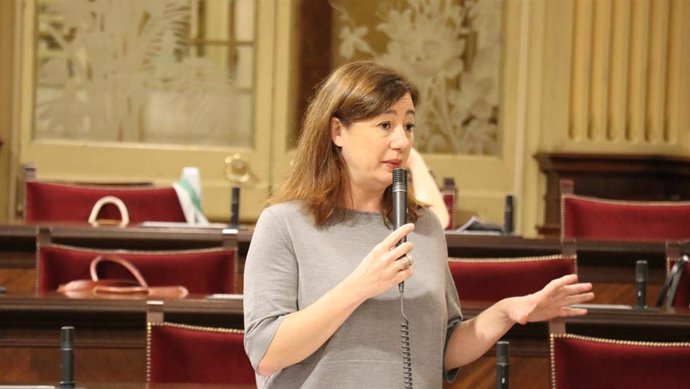 La presidenta del Govern, Francina Armengol, en el pleno del Parlament.