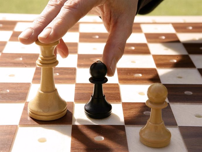 Tablero y fichas ajedrez adaptados para las personas con discapacidad visual