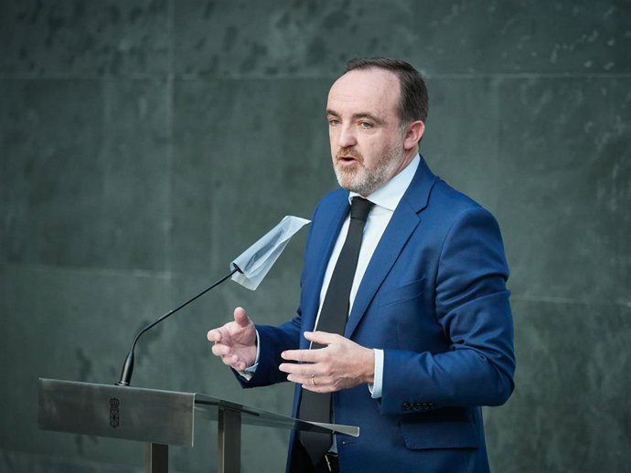 El portavozde Navarra Suma, Javier Esparza, interviene en una rueda de prensa en el Parlamento de Navarra.
