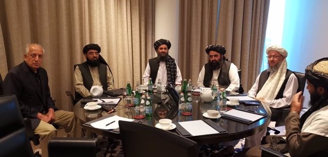 Imagen de archivo de una reunión de Khalilzad con una delegación de los talibán afganos encabezada por el mulá Abdul Ghani Baradar, en Doha