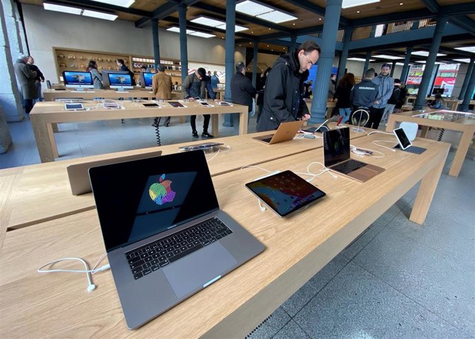 Varios ordenadores `McBook y tablets `iPaden la tienda de Apple en la Puerta del Sol, en Madrid (España)