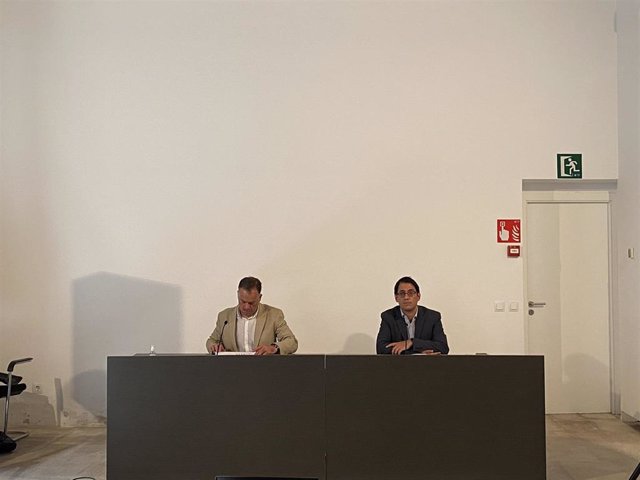 El conseller de Modelo Económico, Turismo y Trabajo, Iago Negueruela, y el director de Modelo Económico y Ocupación, Llorenç Pou