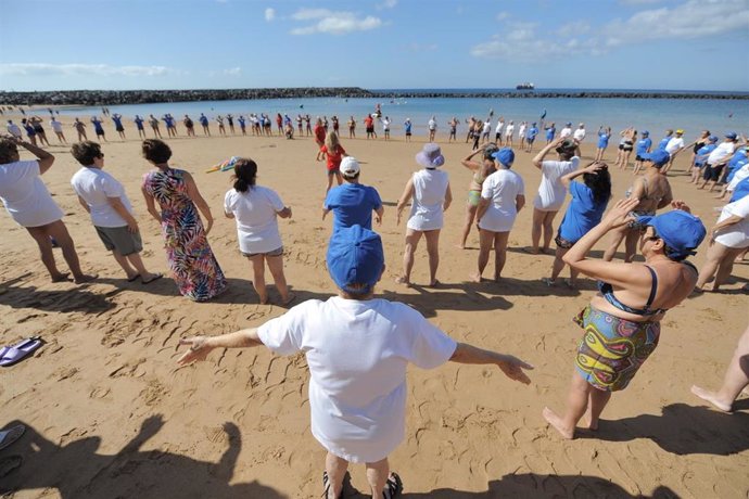 Un grupo de personas mayores participa en una de las actividades organizada por Ansina en la playa de Las Teresitas