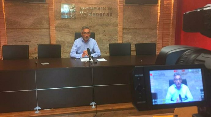 El alcalde de Valdepeñas, Jesús Martín, en rueda de prensa.