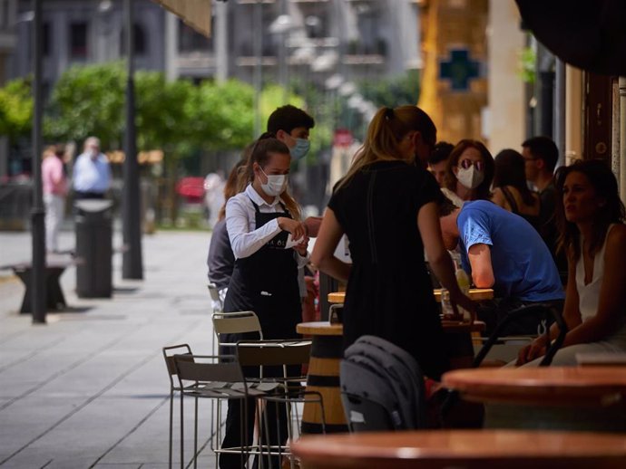 Varias personas llenan las terrazas de la famosa Plaza del Castillo de Pamplona durante el primer fin de semana de fase 2 en la desescalada de la pandemia por coronavirus COVID19. En Pamplona, Navarra, España, a 31 de mayo de 2020.