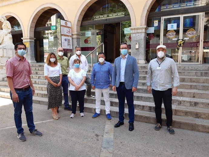 El alcalde de Palma, José Hila, y el regidor de Promoción Económica, Rodrigo Romero, junto a técnicos de mercados en el Olivar.