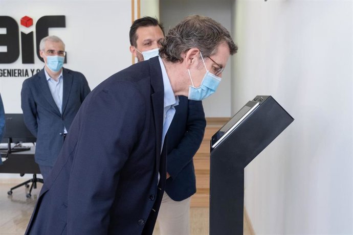 El presidente de la Xunta, Alberto Núñez Feijóo, durante una visita a las instalaciones de la empresa '3iC Ingeniería y Control', ubicada en Bergondo (A Coruña)