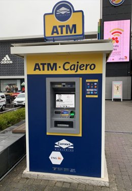 Cajero ATM con la foto de Jorge Alamillo, desaparecido en la pedanía beasina de Candón.