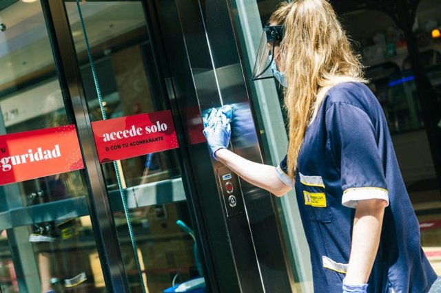 Una empleada realiza labores de limpieza en un ascensor del centro comercial Artea.