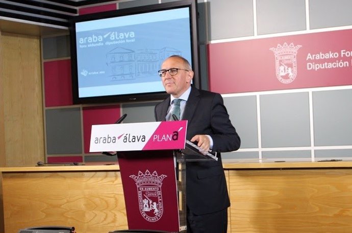 El diputado general de Álava, Ramiro González, en una rueda de prensa tras el consejo de diputados