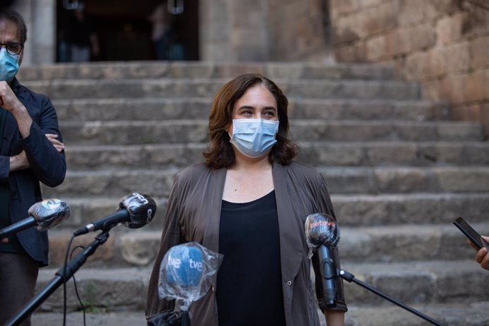 L'alcaldessa de Barcelona, Ada Colau, atén als mitjans a la sortida del Museu d'Histria de Barcelona (Muhba), en la seva visita a les installacions. A Barcelona, Catalunya (Espanya), a 2 de juny de 2020.