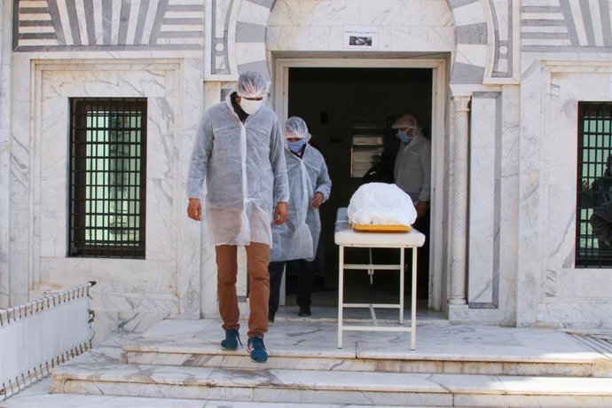 Traslado del cadáver de un enfermo de coronavirus en Túnez
