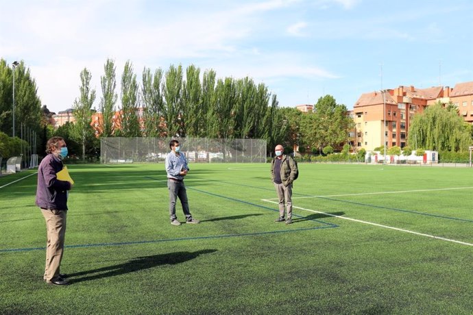 El concejal de Participación Ciudadana y Deportes (en el centro) visita las instalaciones del campo de fútbol Felicísimo de la Fuente.