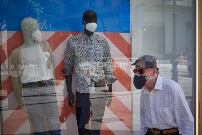 Un hombre protegido con mascarilla