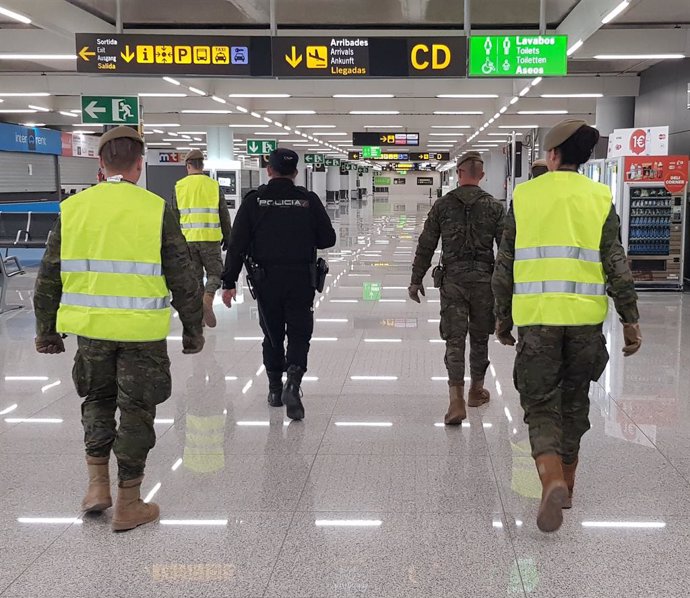 Agentes Policía Nacional y del Ejército en el Aeropuerto de Palma