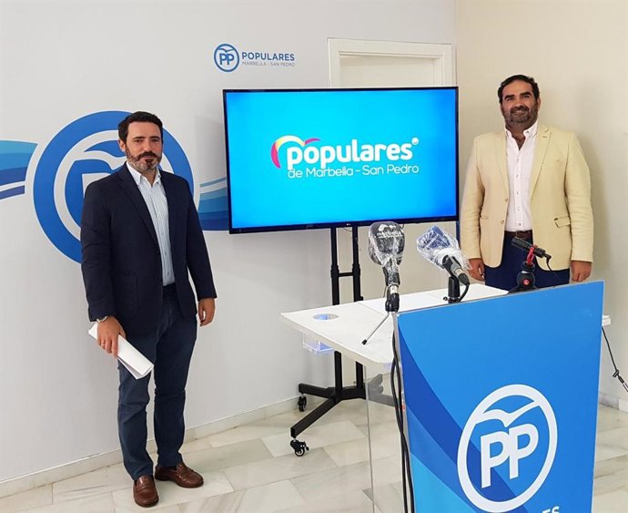 El coordinador general del Partido Popular de Málaga, José Ramón Carmona, y el el secretario general del PP de Marbella, Manuel Cardeña.