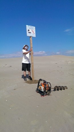 Una de las señales dentro del plan de actuación para preservar la nidificación de las aves marinas