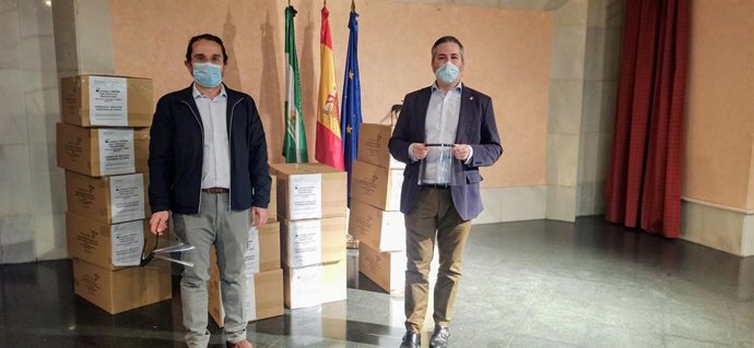 Entrega de viseras de la Junta de Andalucía en centros docentes de Jaén.