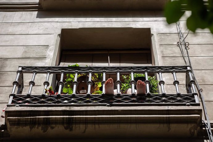 Una persona toma el sol en su balcón durante el tercer día de desconfinamiento de adultos y durante la fase 0, en Barcelona/Catalunya (España) a 4 de mayo de 2020.