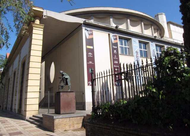 Fachada del Teatro de la Maestranza en Sevilla, foto de archivo