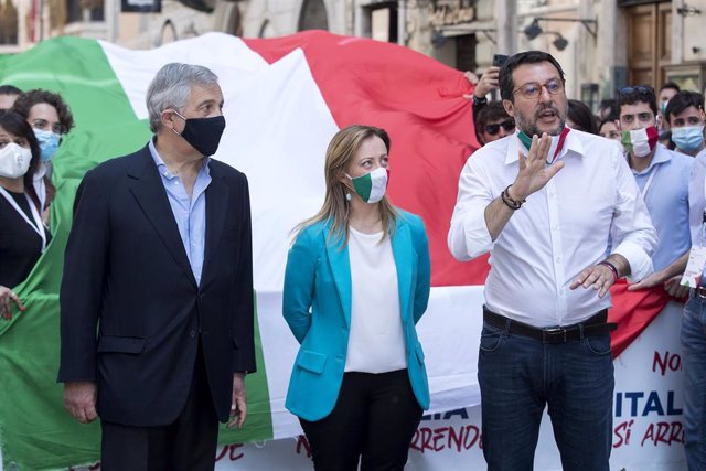 Matteo Salvini, Giorgia Meloni y Antonio Tajani, líderes de la oposición de centroderecha en Italia, durante una protesta contra el Gobierno en Roma