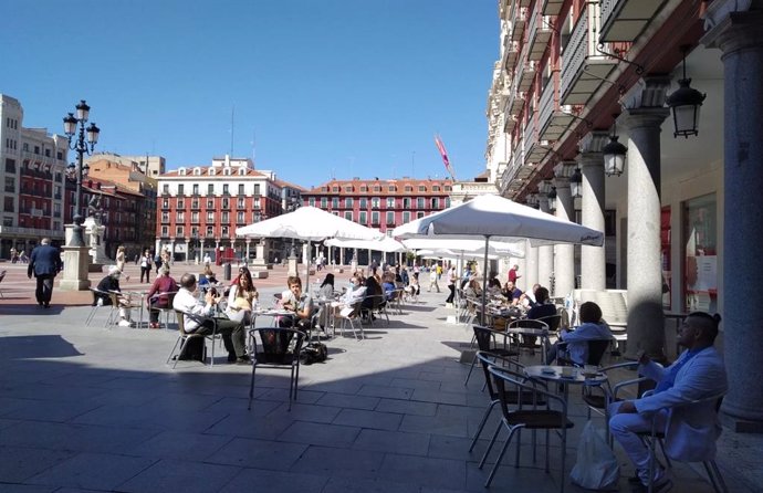 Una de las terrazas de la Plaza Mayor de Valladolid este lunes, 25 de mayo.