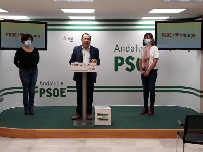 Ruiz Espejo, Fuensanta Lima y Mariló Narváez, del PSOE de Málaga, en rueda de prensa