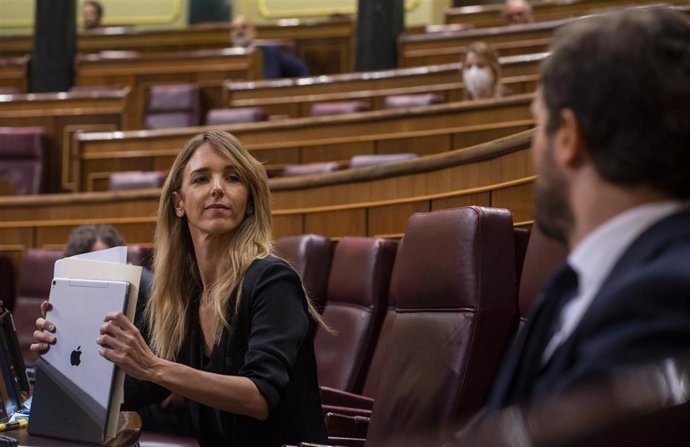 La portavoz del Grupo Popular en el Congreso de los Diputados, Cayetana Álvarez de Toledo, habla con el presidente del PP, Pablo Casado