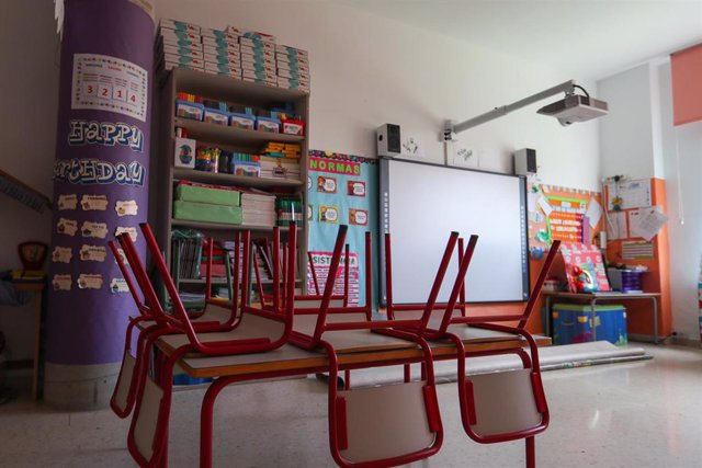 Mesas y sillas recogidas en un aula del Centro de Educación Infantil La Gacela de Valencia.