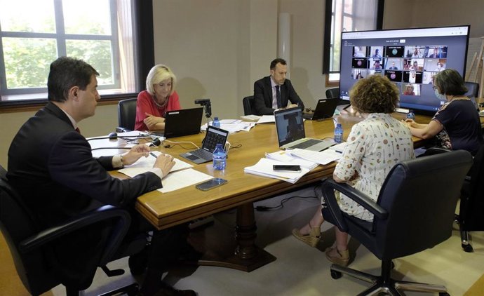 La consejera de Sanidad, Verónica Casado, a la izquierda, durante la reunión mantenida con la Federación Regional de Municipios y Provincias.