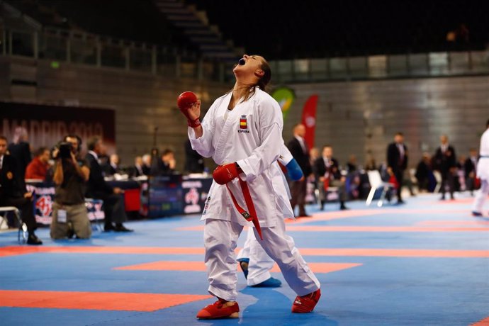 Laura Palacio celebra su victoria durante un combate de la prueba de Madrid de la Premier League Karate 1