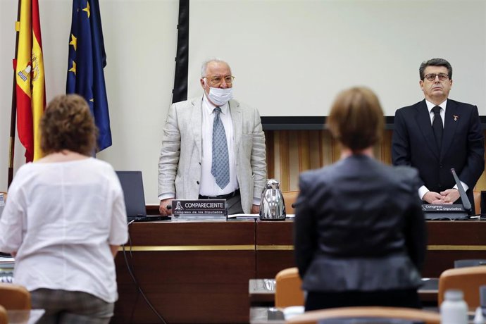El director general de Tráfico, Pere Navarro, y el presidente de la Comisión de Seguridad Vial del Congreso, Juan José Matarí, durante la Comisión celebrada este martes 2 de junio