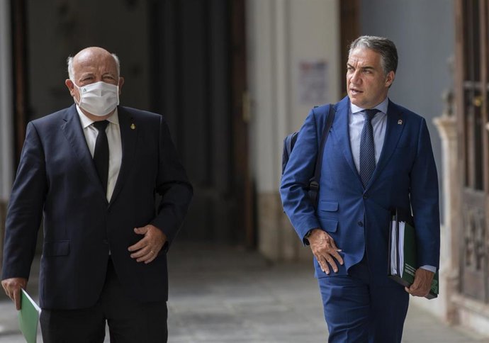El consejero de Presidencia, Elías Bendodo (d) y el consejero de Salud y Familias, Jesús Aguirre (i) a su llegada a la rueda de prensa posterior al Consejo de Gobierno de la Junta de Andalucía. En el Palacio de San Telmo (Sevilla, Andalucía, España), a 