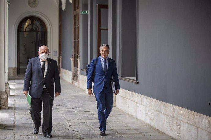 El consejero de Presidencia, Elías Bendodo (d) y el consejero de Salud y Familias, Jesús Aguirre (i) a su llegada a la rueda de prensa posterior al Consejo de Gobierno de la Junta de Andalucía. 