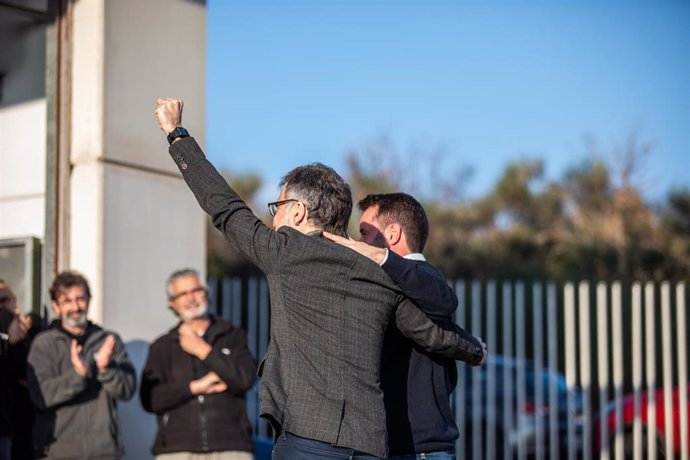 El presidente de mnium, Jordi Cuixart (izq), saluda a sus compañeros de la empresa Aranow a su llegada desde la prisión de Lledoners (donde permanece desde 16 de octubre de 2017) con un permiso, el 13 de febrero de 2020.