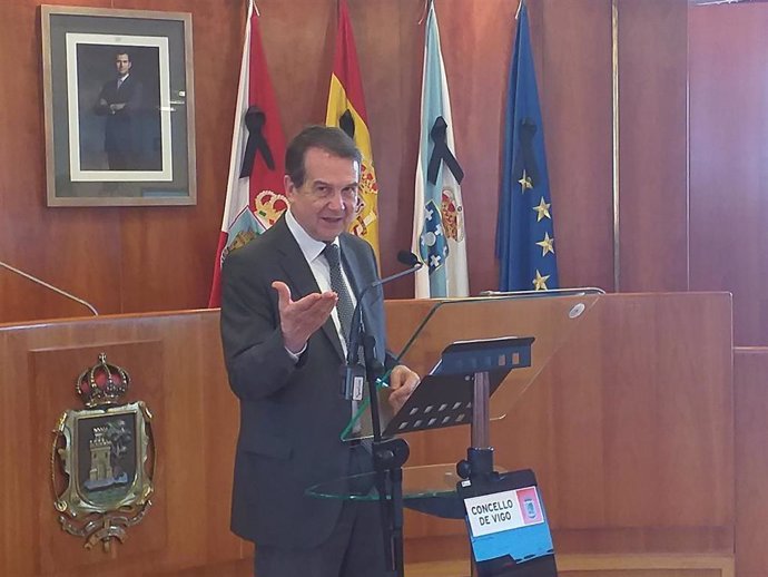El alcalde de Vigo, Abel Caballero, en una rueda de prensa  en el salón de plenos del Ayuntamiento.