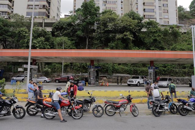 Cola en una gasolinera de Venezuela