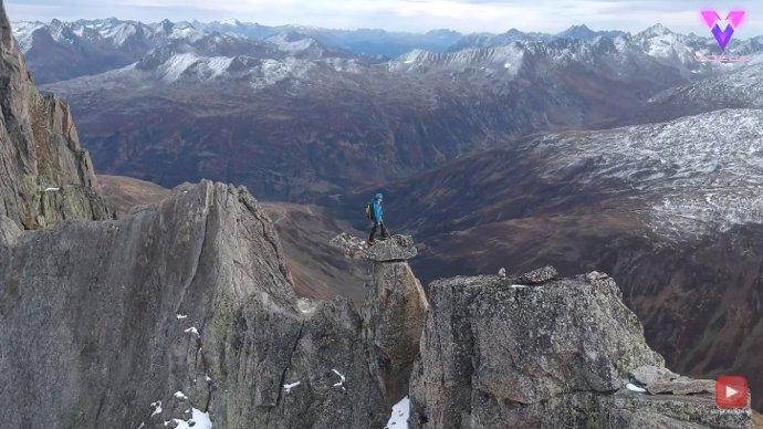 Un drone captura las vertiginosas vistas de un intrépido explorador conquistando el pico Schildkrtengrat en Suiza